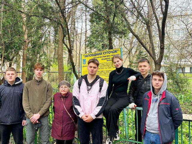 Підсумкове фото учасників акції разом із дочкою Миколи Петровича Чайковського - Світланою Миколаївною.jpg